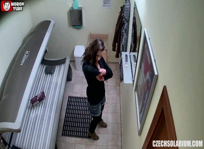 Video :A stunning brunette was seen in a solarium stroking her pussy